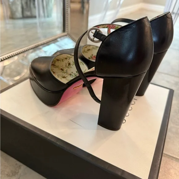 Gucci Black Heels with Floral Interior - Picture 4 of 7